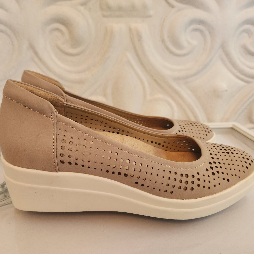 Naturalizer "Sam" Cream Wedges. EXCELLENT CONDITION! Size 7